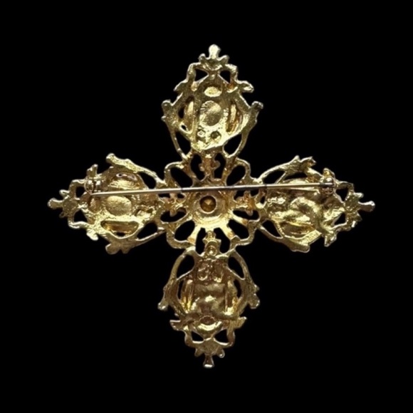 Vintage Gold Ornate Filigree Faux Pearl and Rhinestone Maltese Cross Brooch Pin - Picture 4 of 7